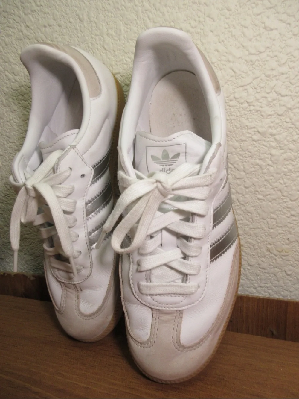 adidas White & Silver Samba Leather Sneakers size 9